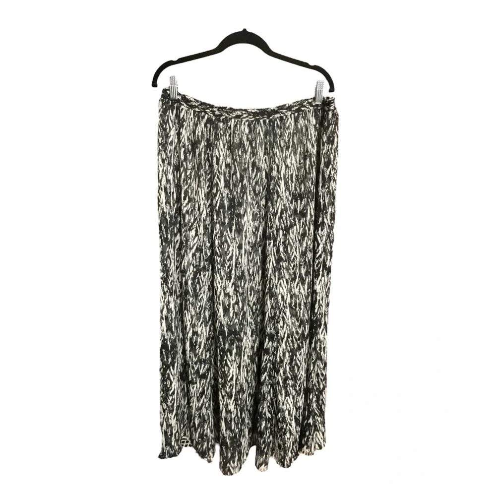 Maggie‎ Barnes Black and White Reversible Skirt